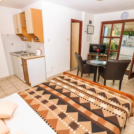 Polic With Terrace Daire