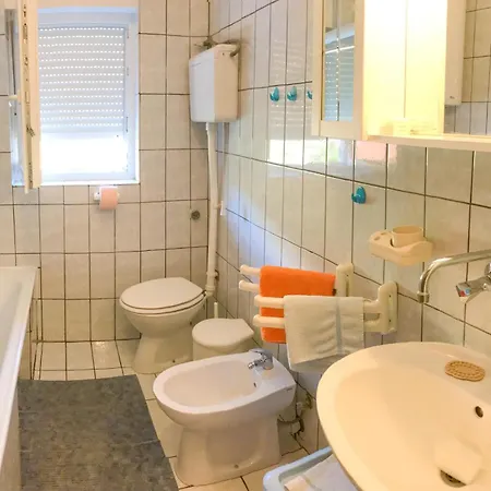 Polic With Terrace Apartment