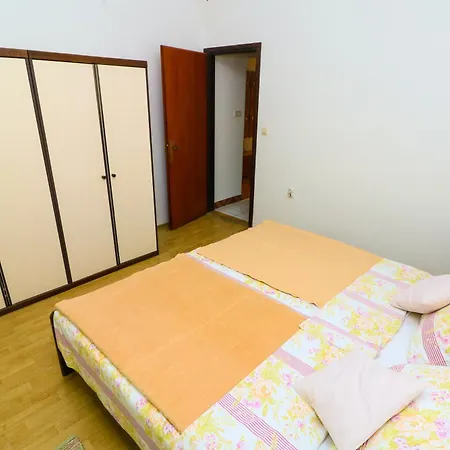 Polic With Terrace Apartment