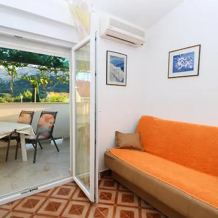 Polic With Terrace Apartment *