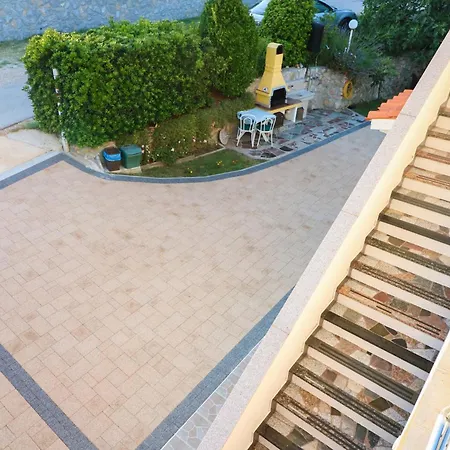 Polic With Terrace Apartment Baska (Krk)