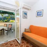 Polic With Terrace Apartment *